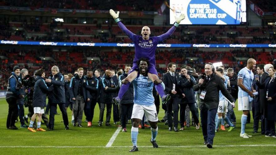 Bony levanta sobre sus hombros a Caballero tras la tanda de penaltis ganada al Liverpool. // Reuters