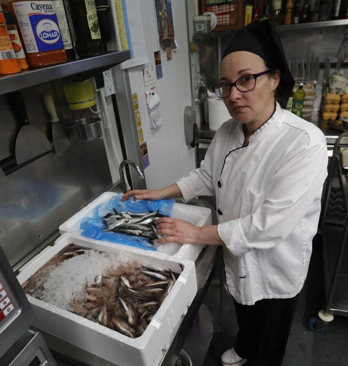 Arancha Burgueño, en el local donde comercializa la carne traída desde su ganadería en Cudillero. | R. Solís