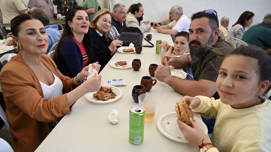 La empanada de millo abre tres días de fiesta en Salcedo | RAFA VÁZQUEZ