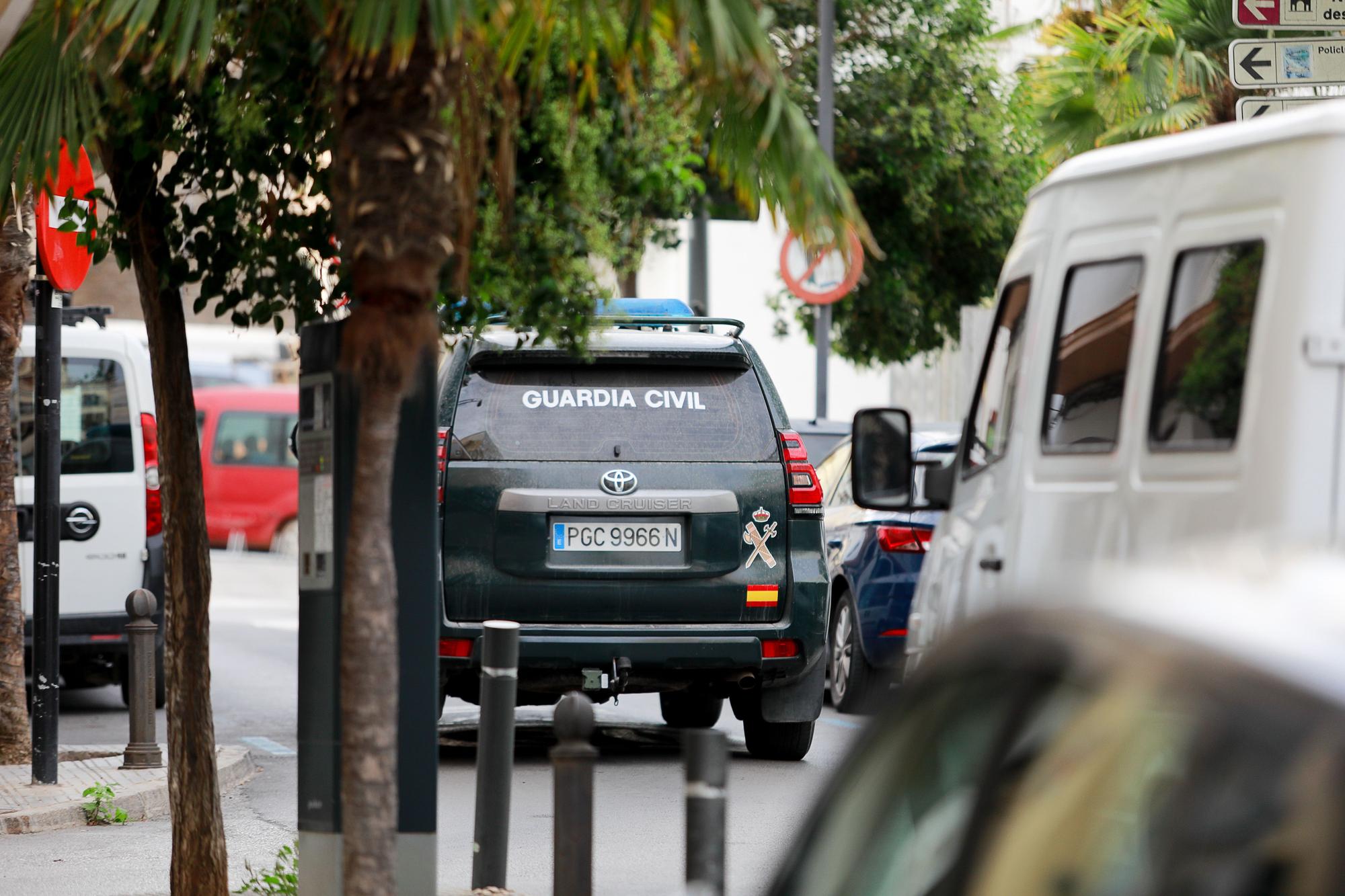 Las imágenes del registro de la Guardia Civil de Ibiza en la calle Arxiduc Lluis Salvador