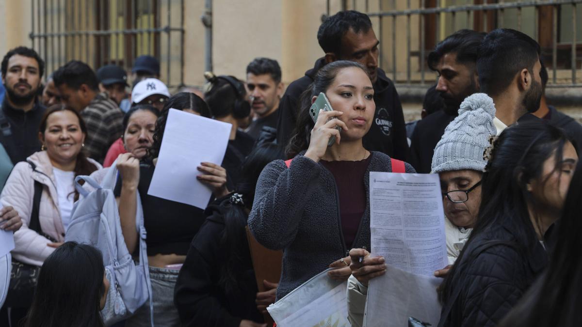 Migrantes en busca del certificado de vulnerabilidad, en Valencia.