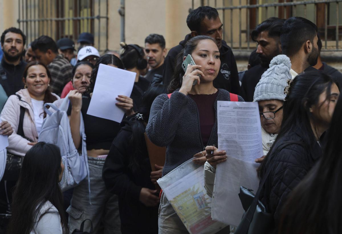 Migrants a la recerca del certificat de vulnerabilitat, a València