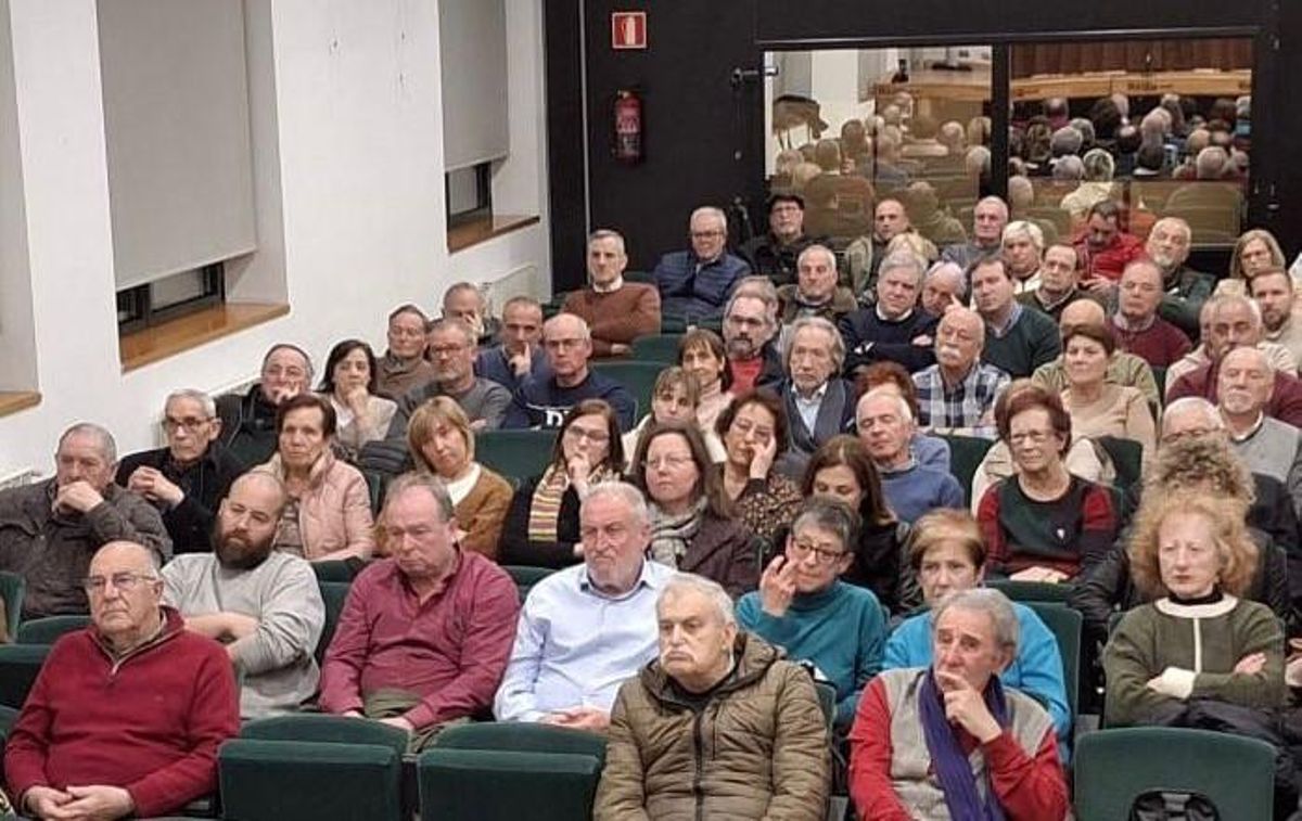 Asistentes a la charla en el Cidan de Pola de Laviana.