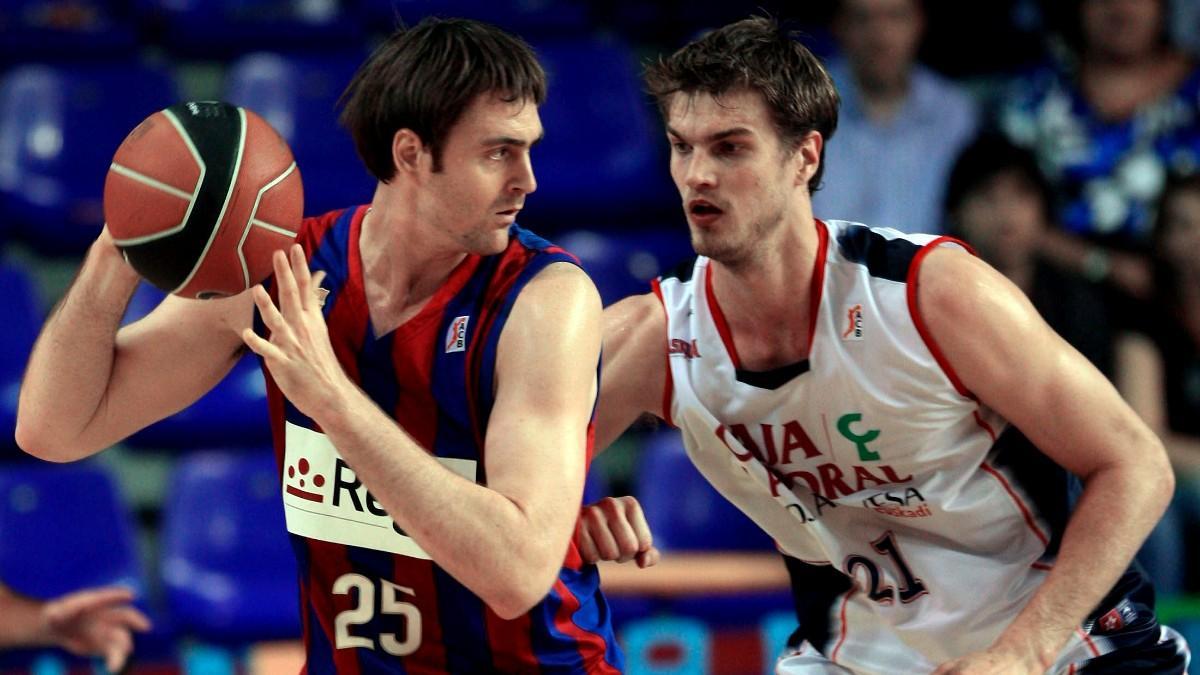 Tiago Splitter, ante Erazem Lorbek en un partido contra el Barça