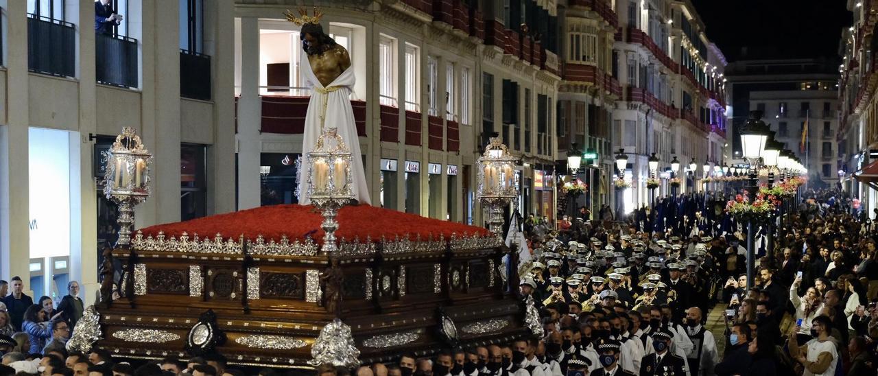 El Cristo de la Humillación baja Larios para acceder a Martínez el Martes Santo de 2022.