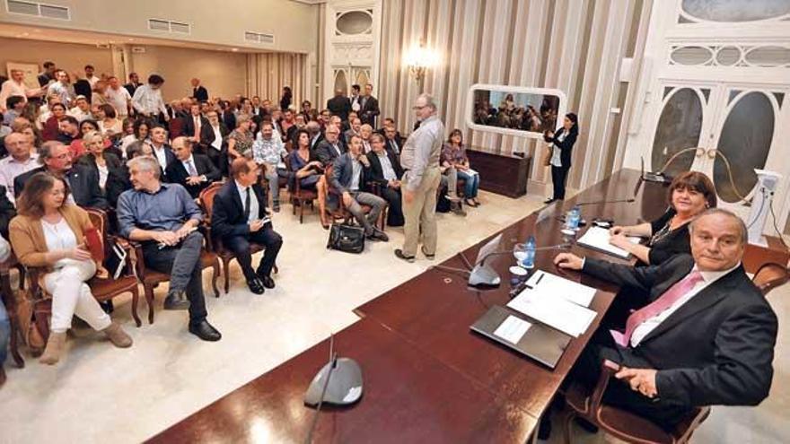 Asistentes a la presentación del manifiesto del Cercle d´Economia en el Parlament.