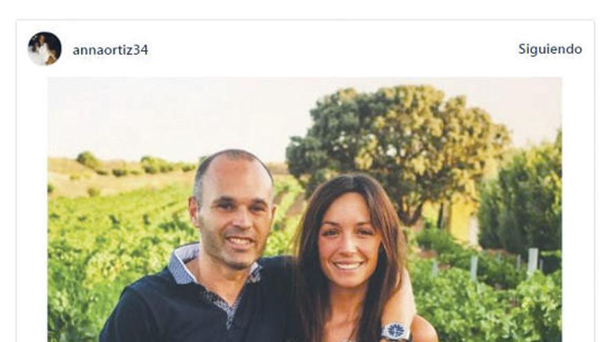 Iniesta con Anna Ortiz. // Instagram