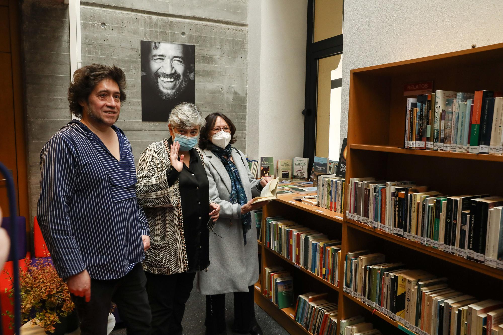 En imágenes: Homenaje a Luis Sepúlveda en la biblioteca de El Coto