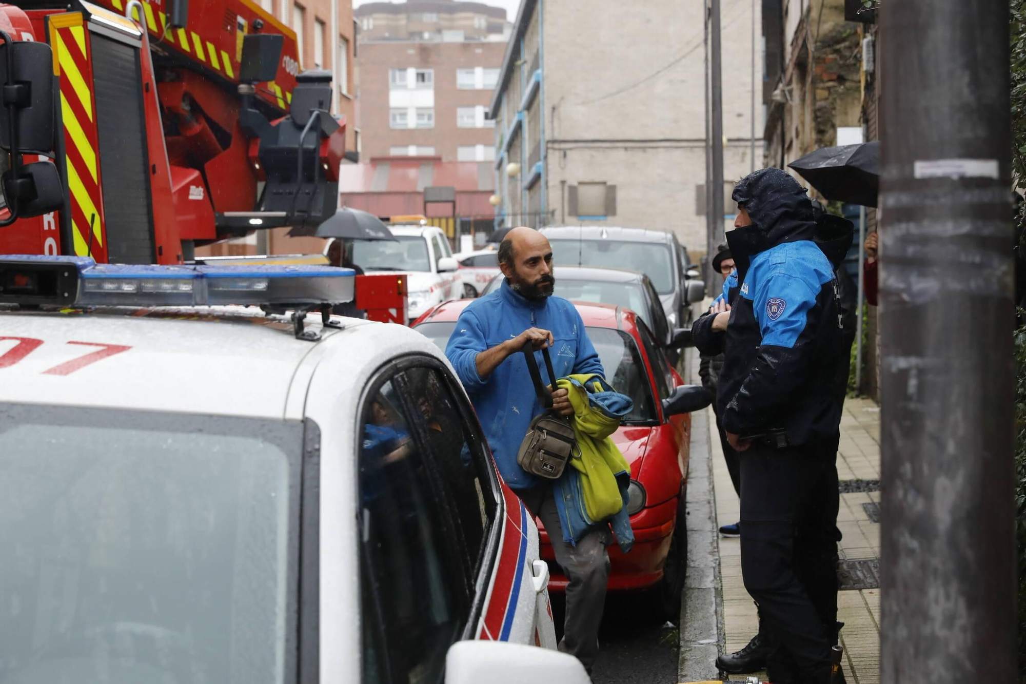 Un incendio en Gijón obliga a desalojar a varios vecinos (en imágenes)