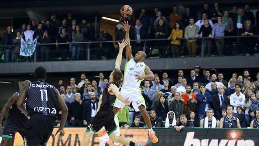 Granger, anotando la canasta que metió al Unicaja en el Top 16 ante el Siena.