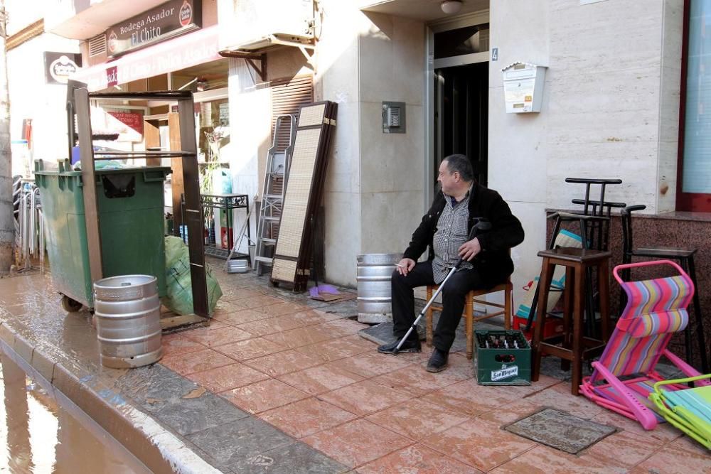 La salida del sol revela un panorama desolador en Los Alcázares