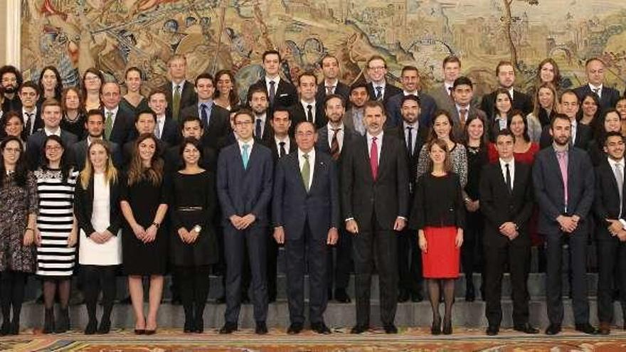 Don Felipe e Ignacio Sánchez Galán, junto a los becados por Iberdrola.