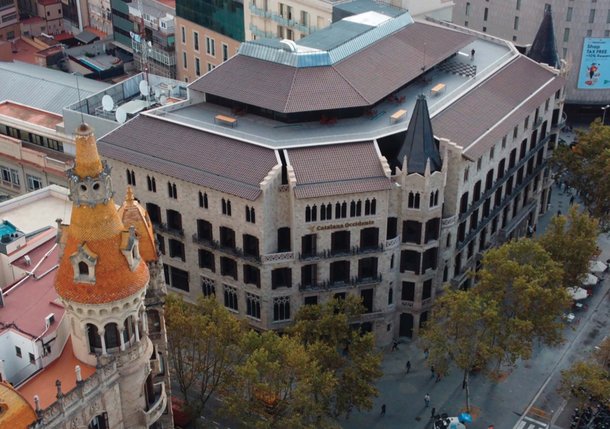 La Casa Pascual i Pons, desde un punto de vista imposible de acceder para los barceloneses.