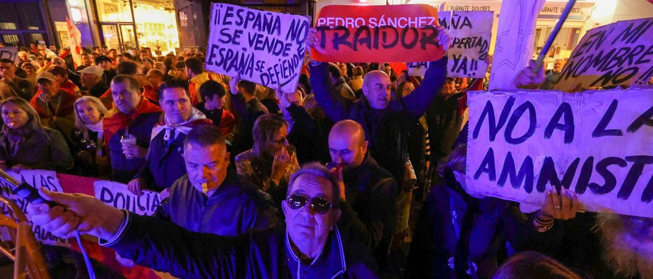 Imagen de la concentración contra la amnistía anoche en València.