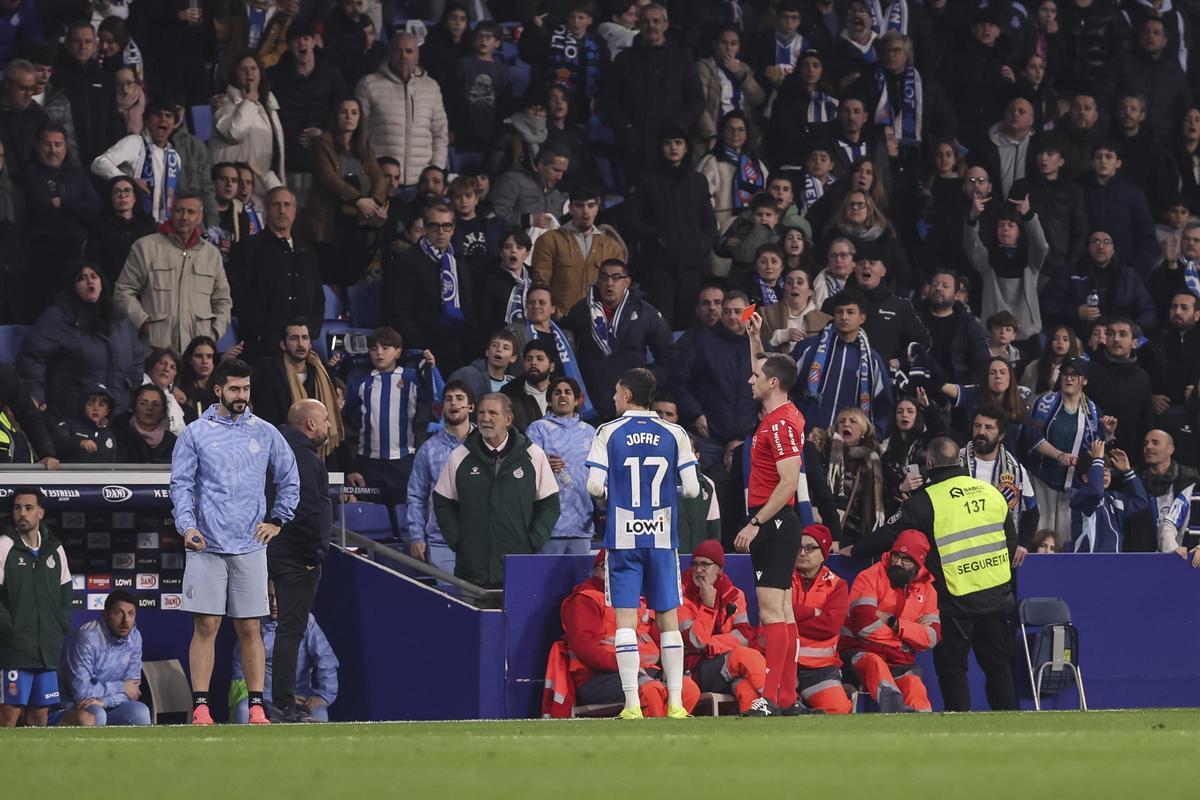 L'àrbitre ensenya una vermella a la banqueta de l'Espanyol en el derbi català.
