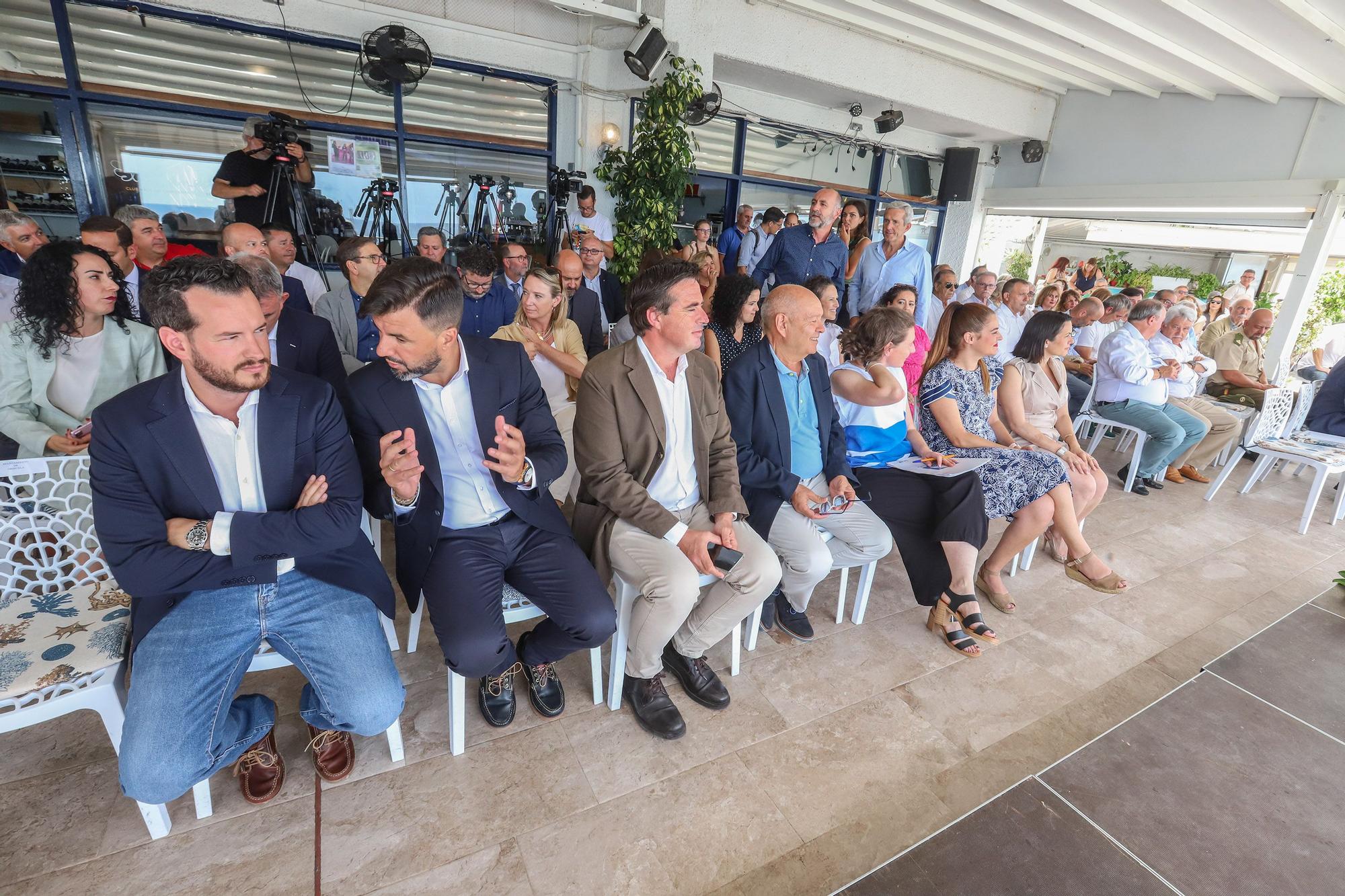 La Generalitat entrega en Orihuela las 158 banderas azules de las playas y puertos de la Comunidad