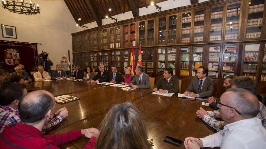 Momento de la reunión entre representantes de la JUnta y los empresarios de la fábrica Ornua.