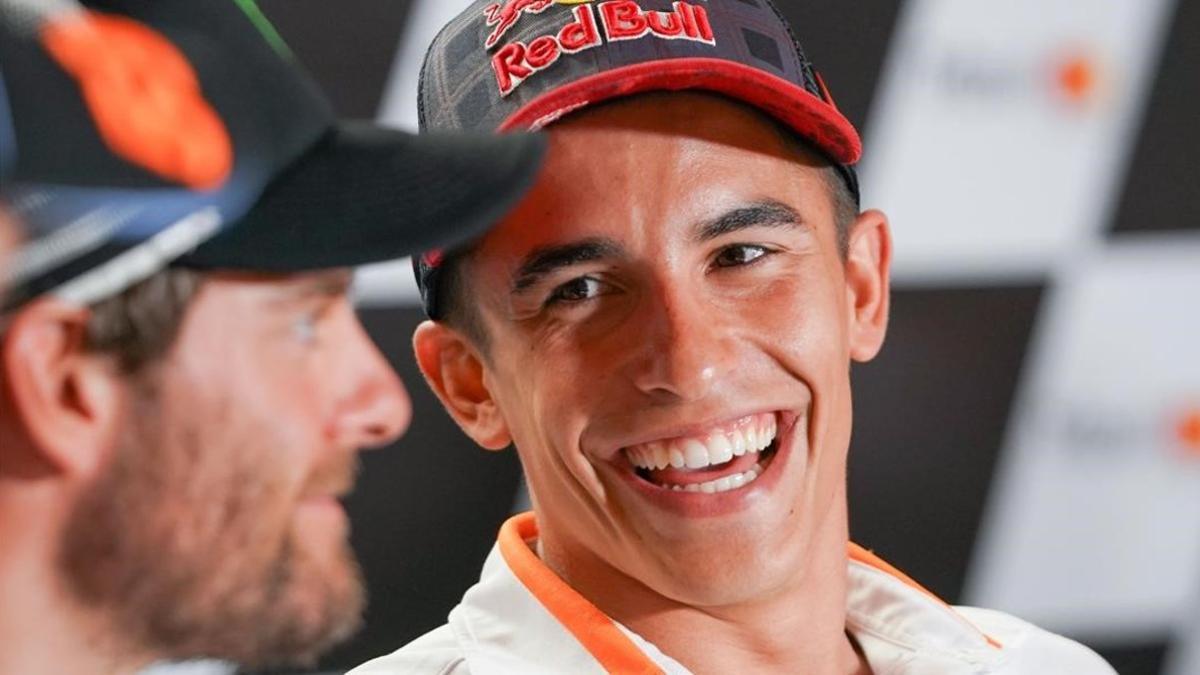 Marc Márquez bromea y sonrie ante una de las múltiples gracias que dice, habitualmente, el británico Cal Crutchlow.