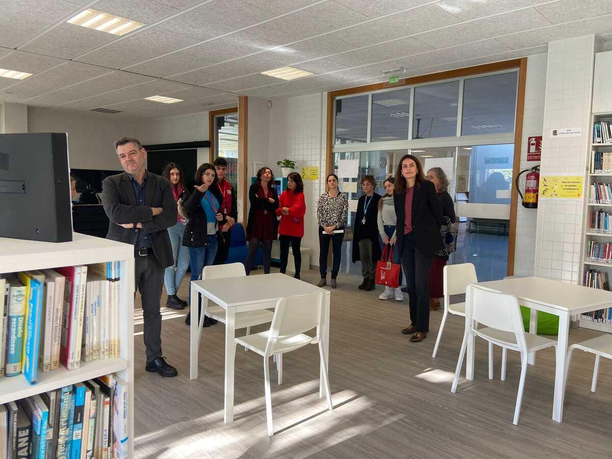 Inauguración de la biblioteca escolar en el IES de Brión en 2022
