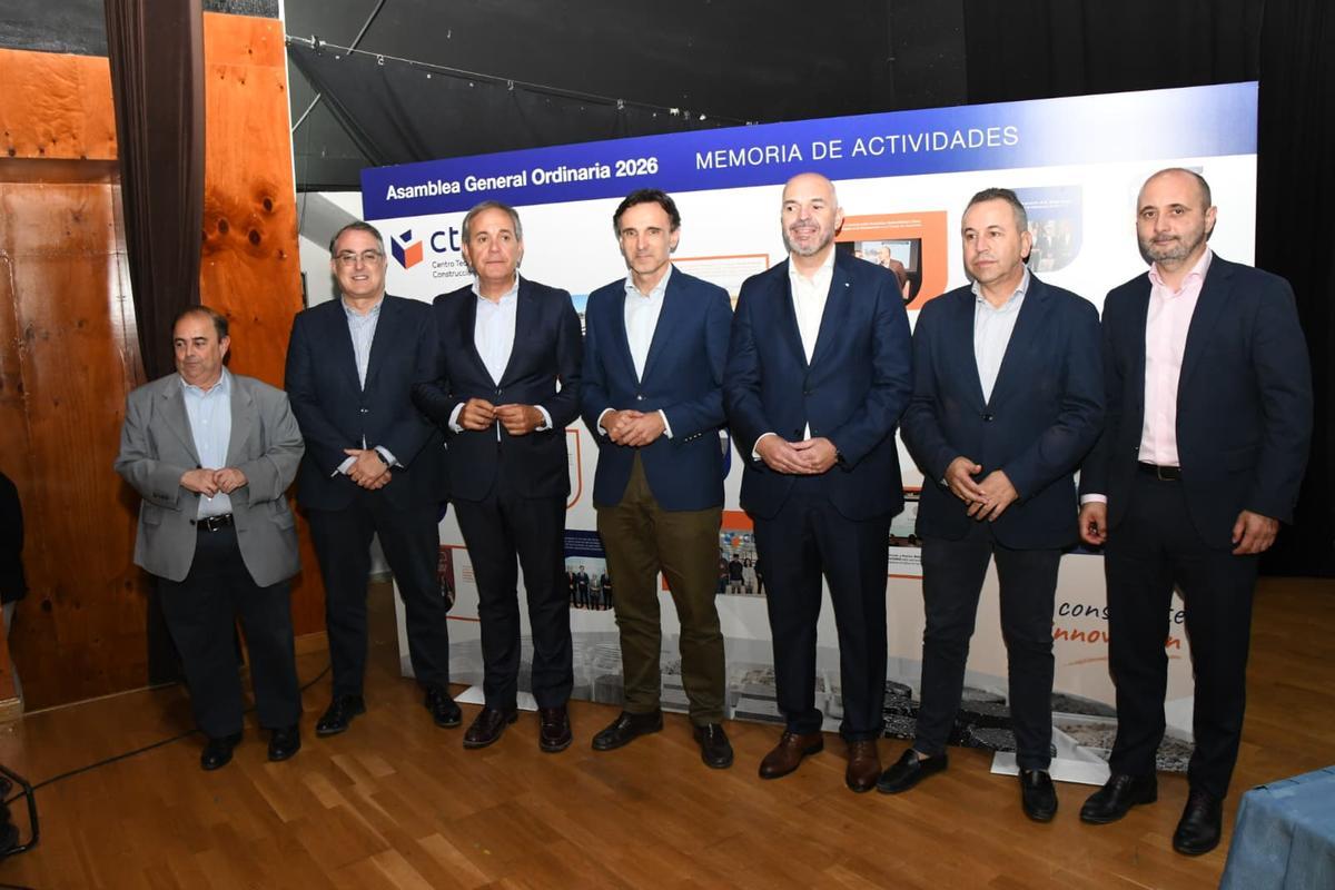 Representantes del sector regional de la construcción, junto a autoridades autonómicas y locales, este miércoles.