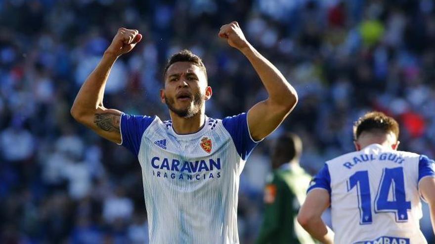 Luis Suárez celebra un dels tres gols del Saragossa.