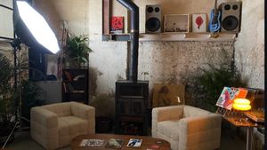 La parte de Casa Victoria destinada a encuentros culturales y grabación de podcasts.