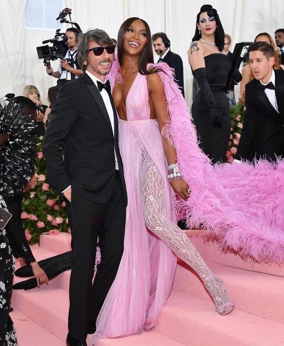 Pier Paolo Piccioli con Naomi Campbell, de Maison Valentino, en 2019