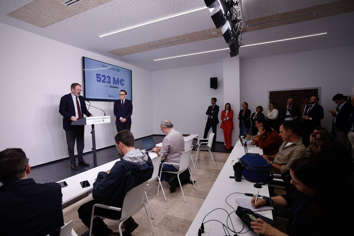 El consejero de Universidad, Investigación e Innovación, José Carlos Gómez Villamandos, y el consejero de Justicia, Administración Local y Función Pública, José Antonio Nieto, acompañados del delegado del Gobierno de la Junta, Adolfo Molina, presentan los Presupuestos de la Junta de Andalucía para el año 2026 en la provincia de Córdoba. Sala de prensa de la Delegación del Gobierno de Córdoba