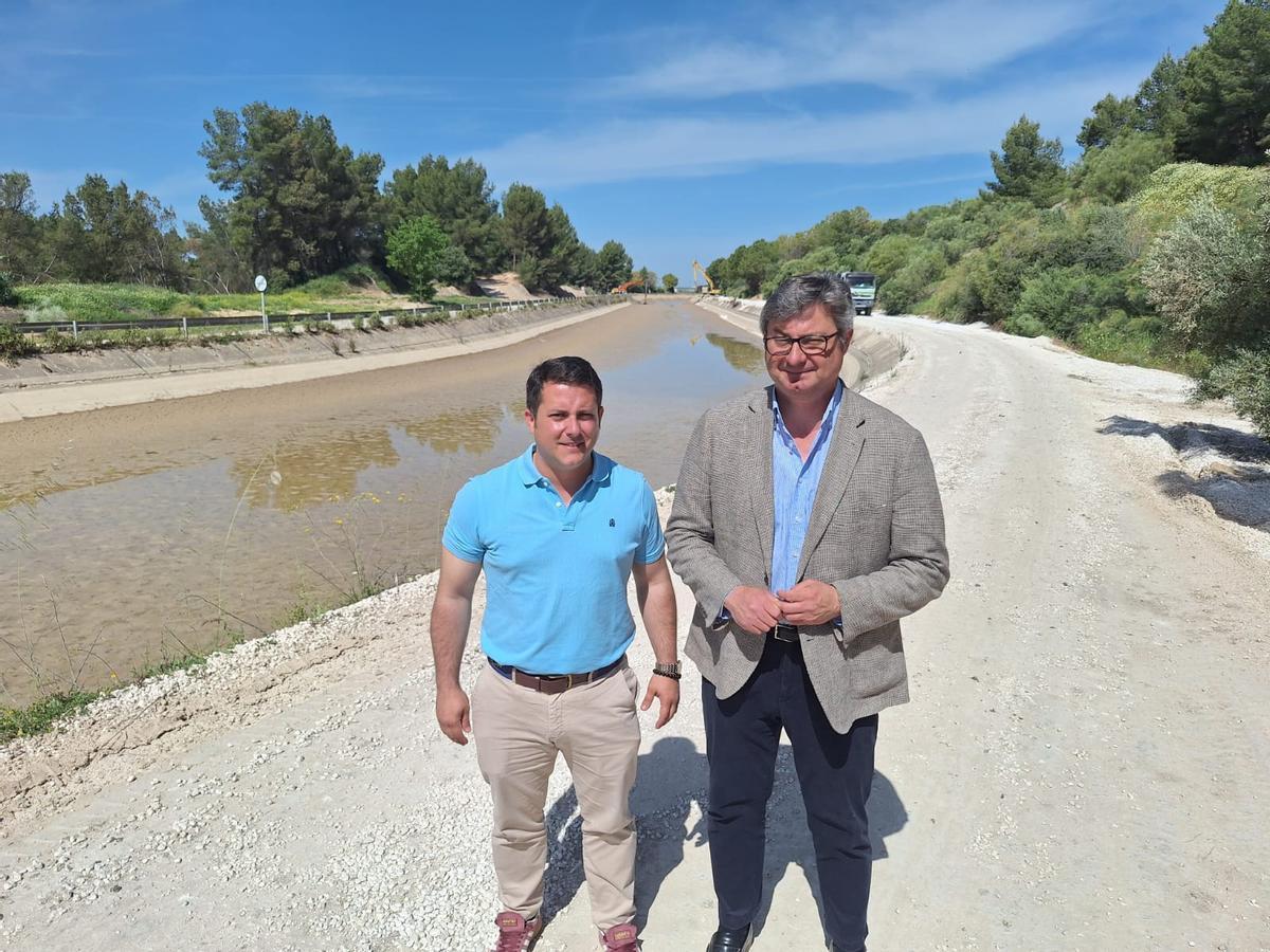 Joaquín Reina y Sergio Velasco, en el canal de riego del Genil-Cabra en Puente Genil.