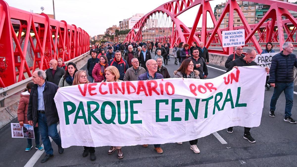 Vecinos de los barrios del entorno de las vías se manifiestan para reclamar el "Parque Central ya"