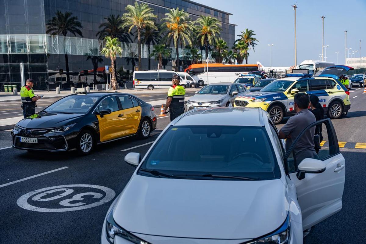 Control de taxis-pirata de los Mossos en el aeropuerto de Barcelona
