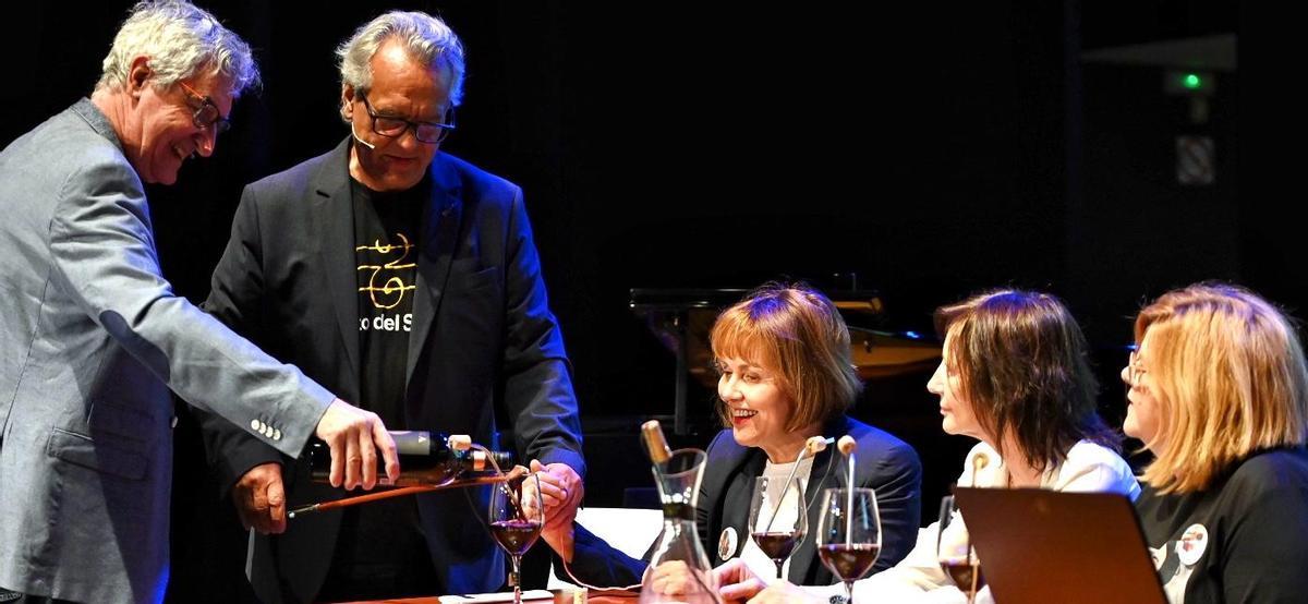 Los compositores, con la chef María José San Román y otras catadoras del vino