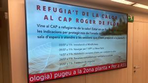 Refúgiate del calor en el CAP de Roger de Flor, anuncia una pantalla.