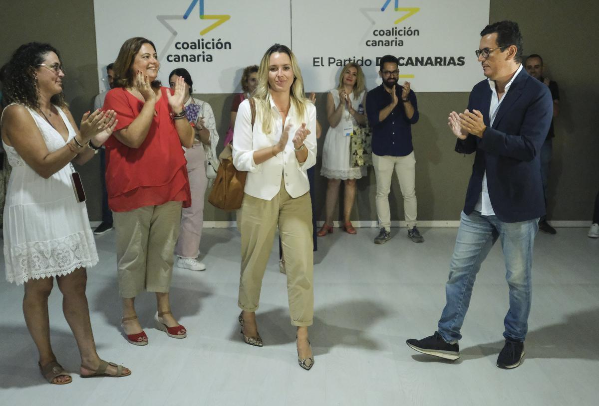 La candidata de CC María Fernández aplaudida por sus compañeros en la noche electoral.