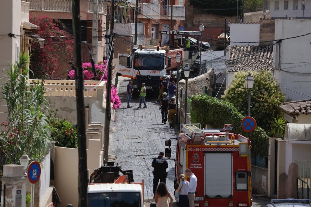 Un camión queda suspendido, a punto de caer a un torrente en El Terreno