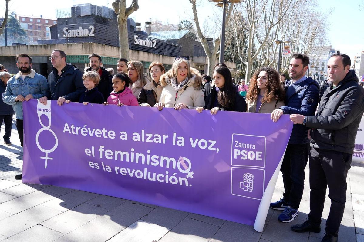 Representantes del PSOE de Zamora en la manifestación por el 8M
