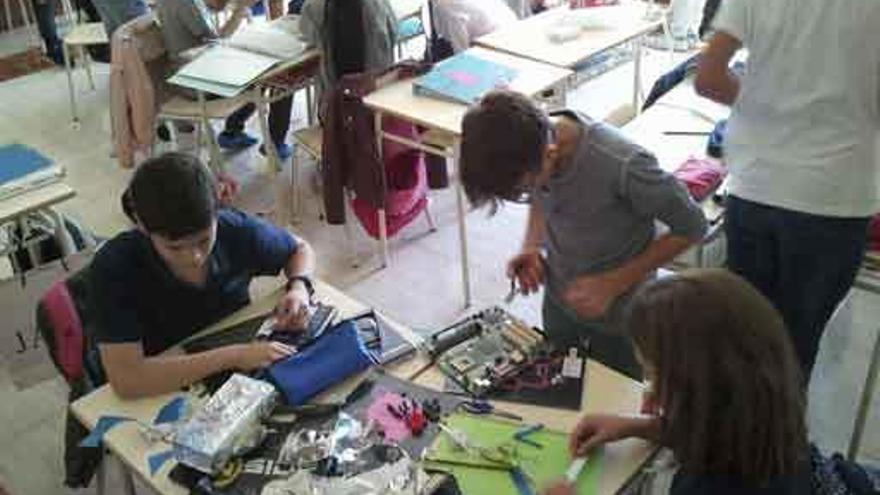 Un grupo de alumnos trabajando en el proyecto de mejora de hardware.