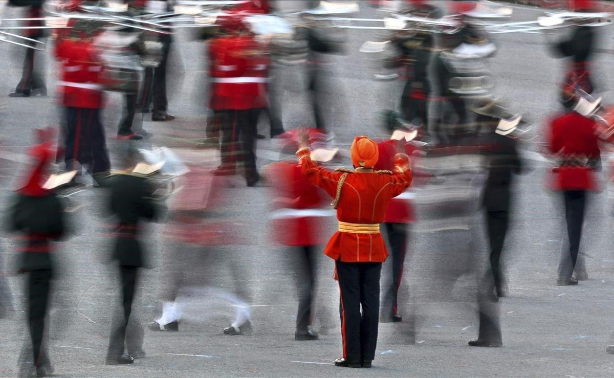 Las bandas militares de la India actúan durante la ceremonia de Beating Retreat en Raisina Hills, la sede gubernamental del poder en Nueva Delhi, India.