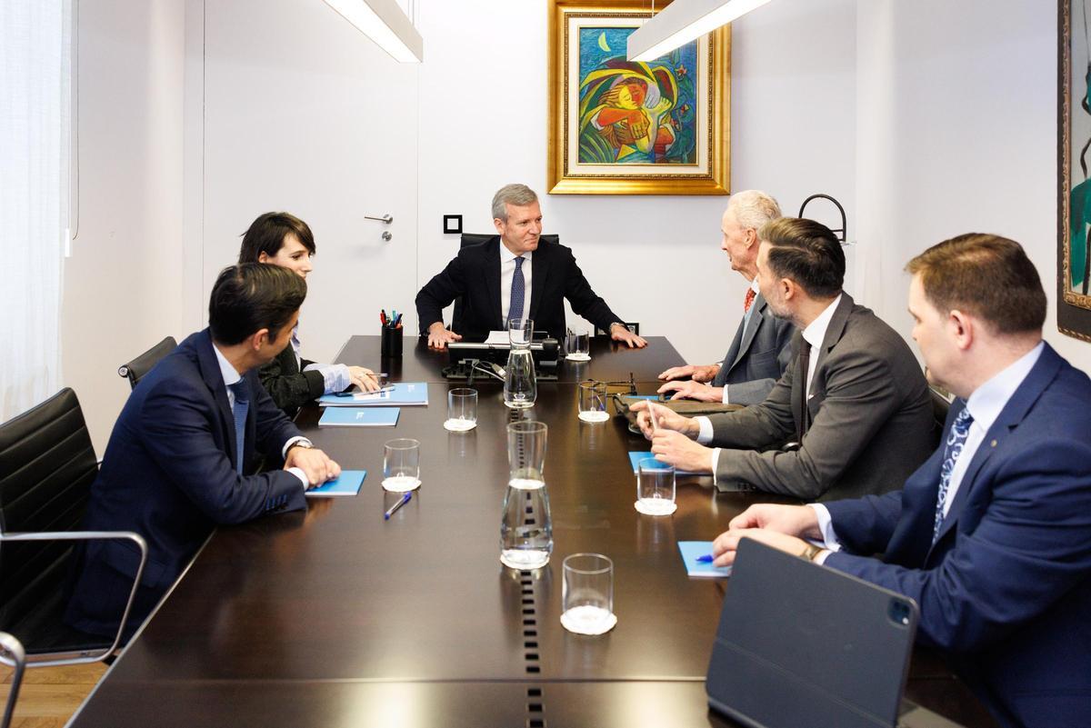 Rueda mantuvo una reunión en Santiago con responsables del Grupo Amper, entre ellos su presidente, Pedro Morenés