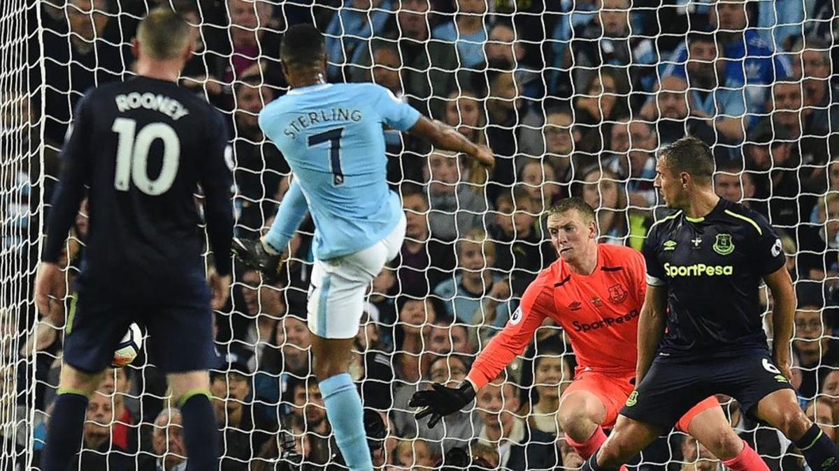 Sterling ha salvado un punto para el City ante el Everton con esta volea a bocajarro