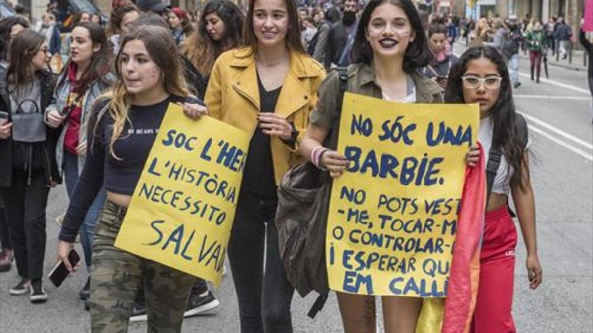 Imagen de la marcha feminista del 8-M en la Via Laietana de Barcelona.