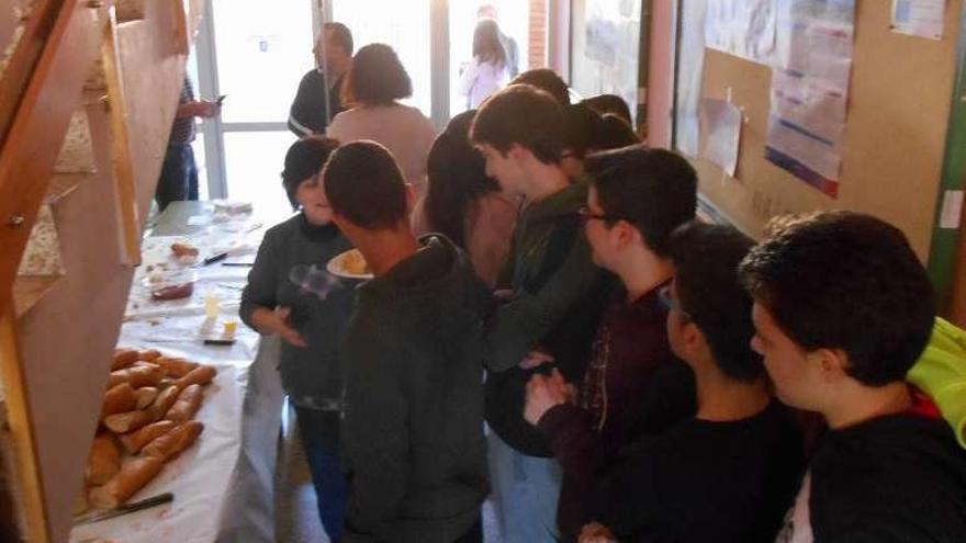 Estudiantes del IES &quot;los Valles&quot; recogen bocadillos.