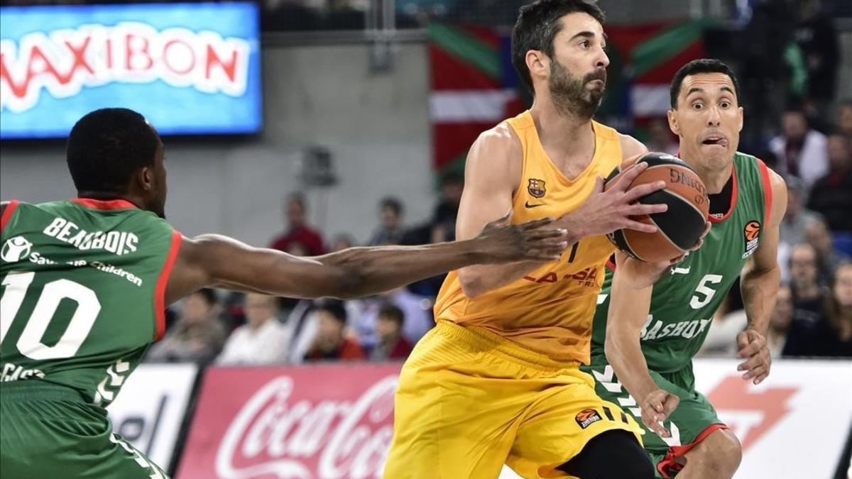 Navarro intenta superar la defensa de Beaubois y Prigioni en una acción del partido