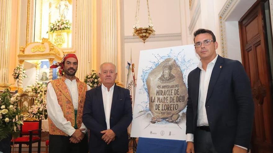 El edil Rafa Pastor, vestido de festero, junto al alcalde, en la presentación del cartel del Milagro del Azud.