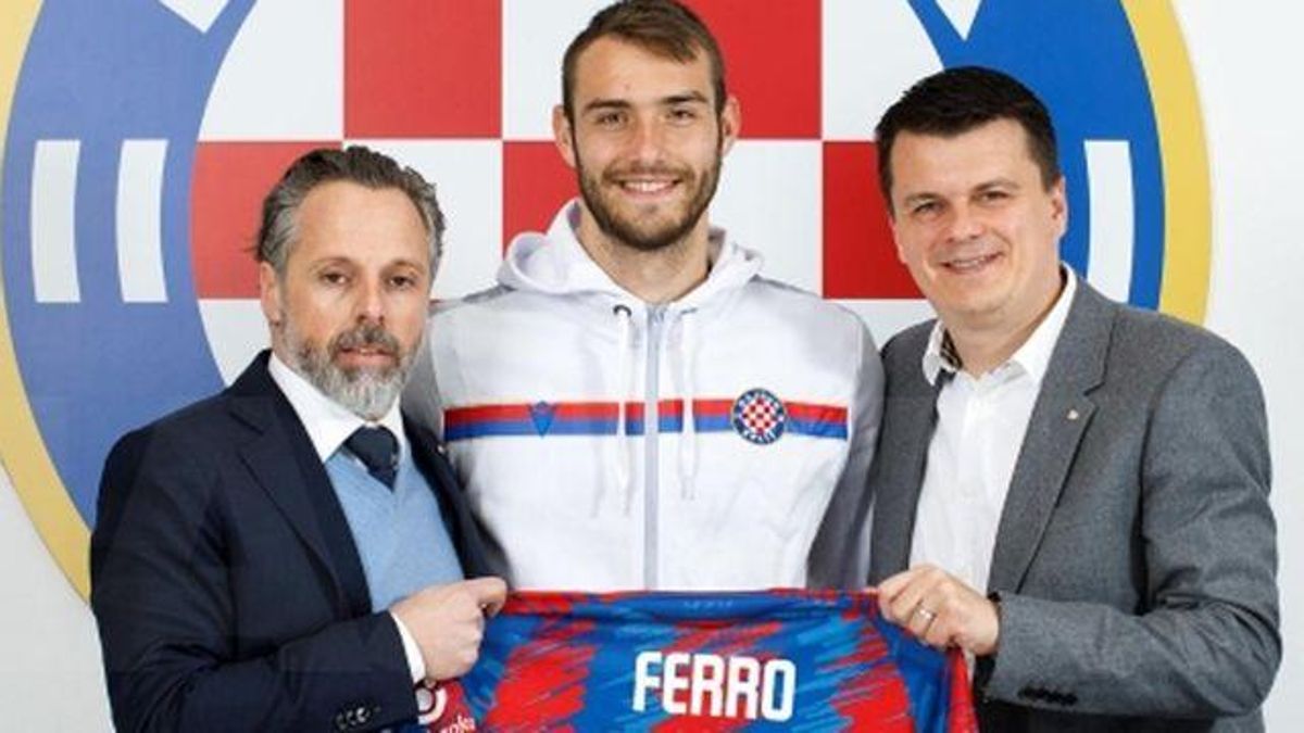 Ferro posando con la camiseta del Hajduk Split