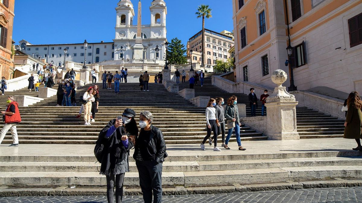 Turistas en la plaza de España de Roma.