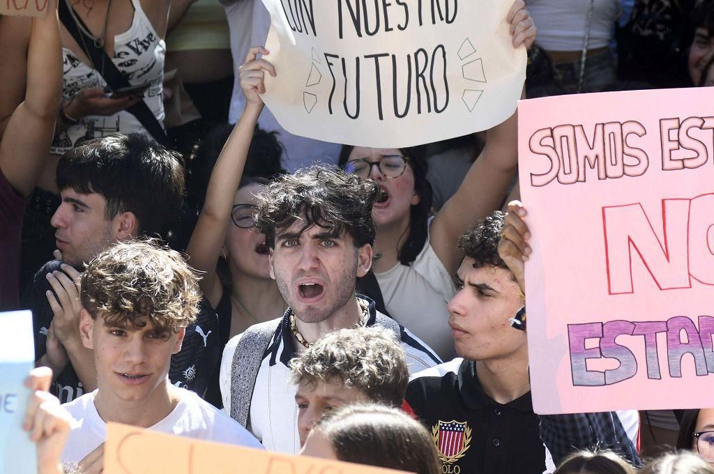 Todas las imágenes de la protesta por la Ebau y las cargas policiales junto a la Consejería de Educación
