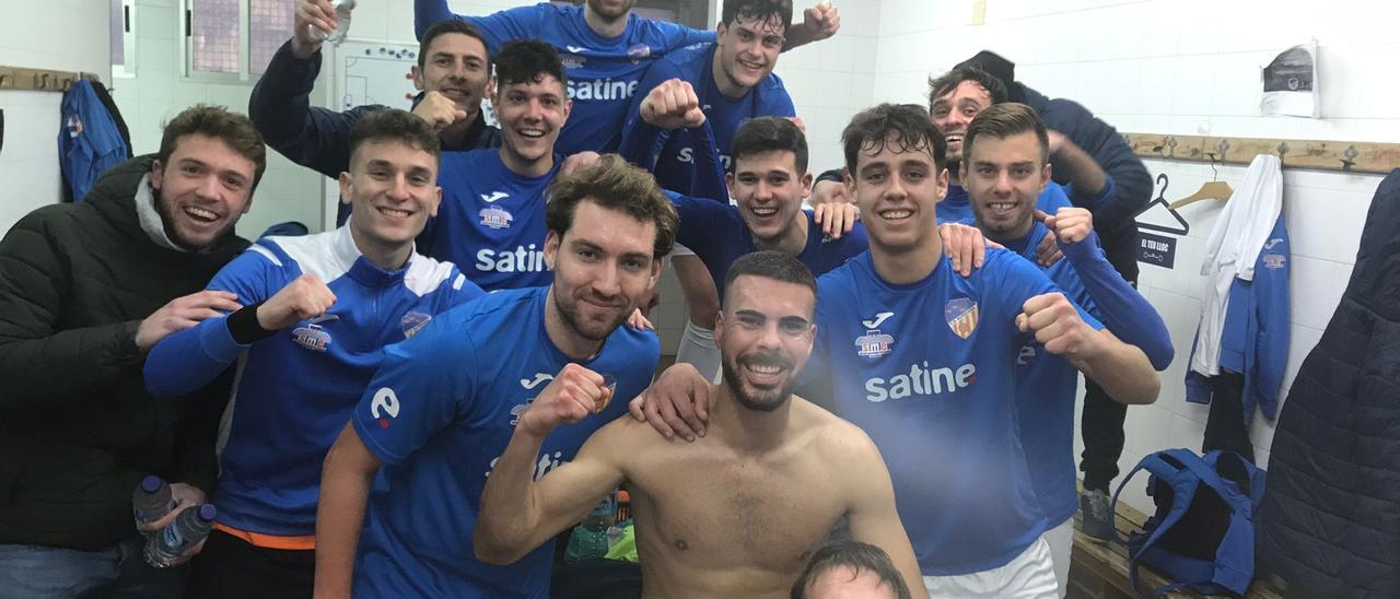 Los futbolistas del Burriana celebran la victoria ante el Onda.