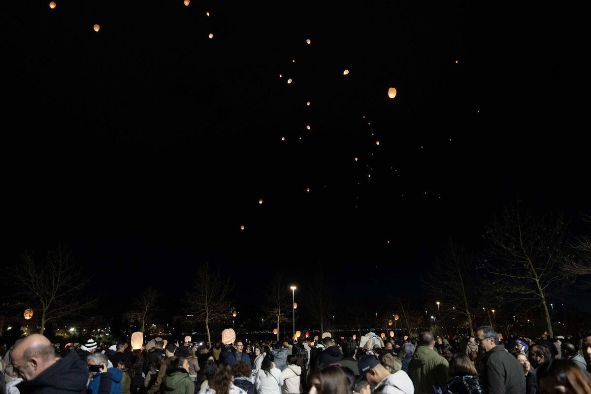 Fotogalería | Badajoz se vuelca un año más con la Noche de los Deseos a orillas del Guadiana