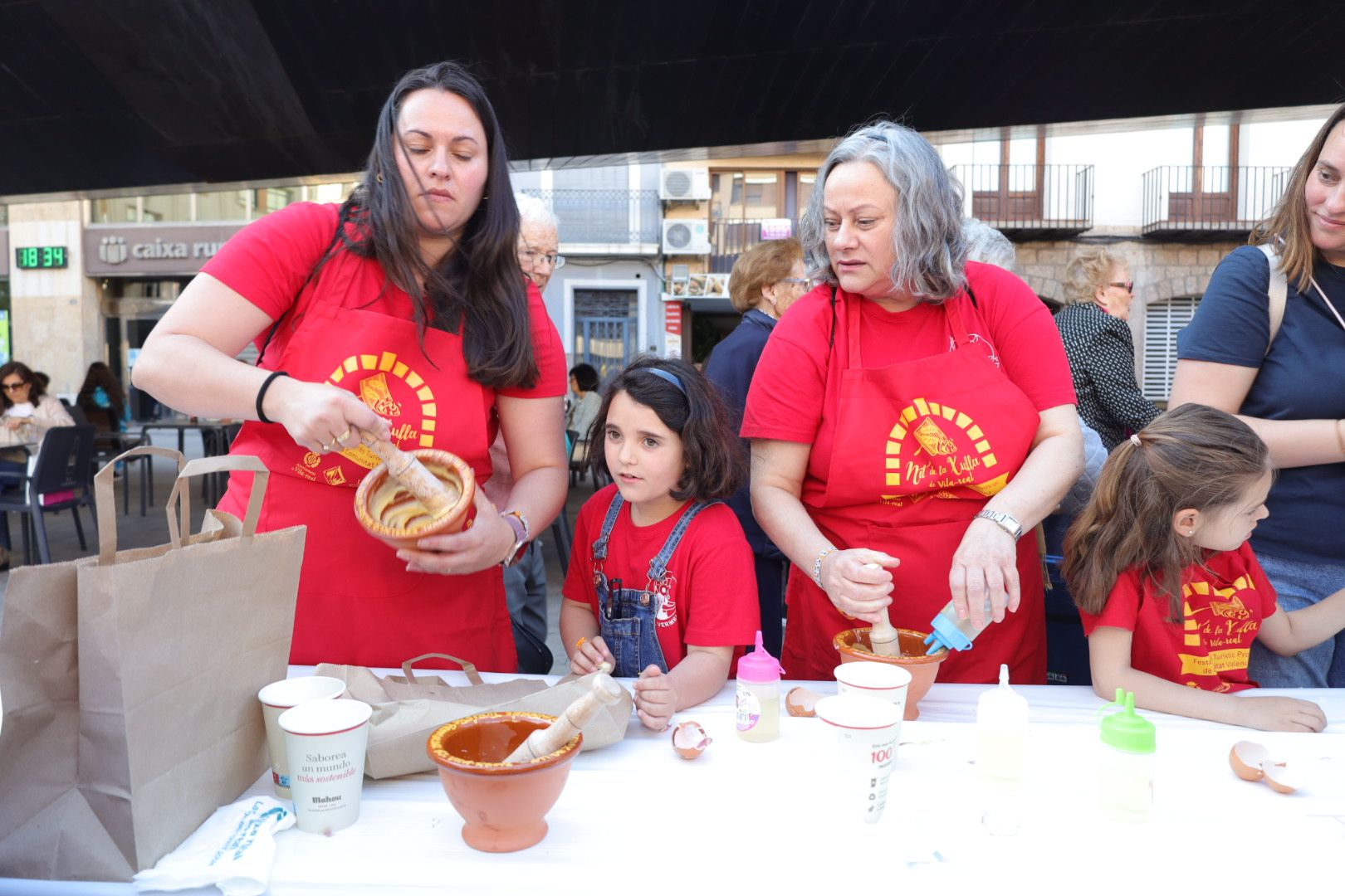 FOTOGALERÍA I Las imágenes de la Nit de la Xulla y del encuentro de elaboración de allioli de las fiestas de Vila-real